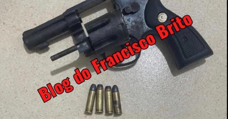 Polícia prende motorista de ônibus escolar transportando arma e munição em Cabrobó no Sertão de PE