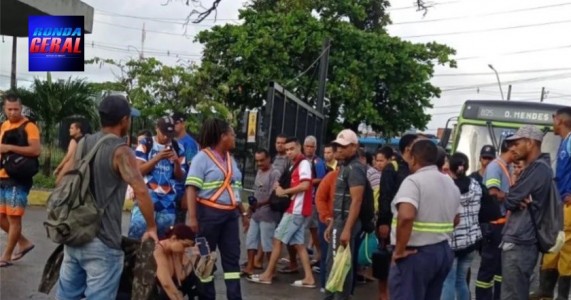 Mulher é atropelada após entrar por portão de ônibus