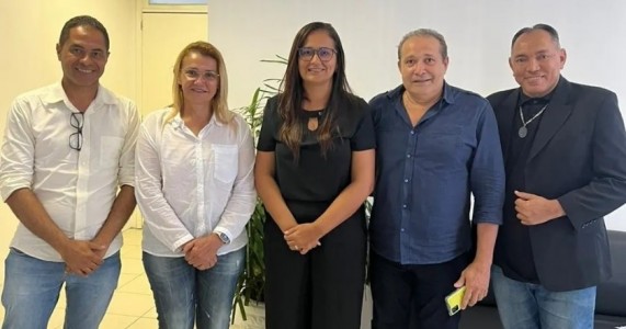 Representantes políticos do Sertão Central apresentam demandas em reunião com secretários de governo