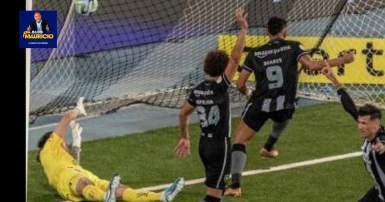 Botafogo faz a quina, dá show e segue imbatível