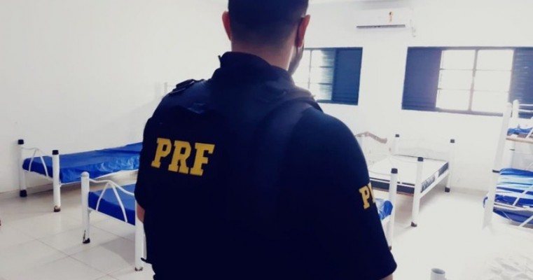 PRF presta auxílio a andarilho que por pouco não foi atropelado na BR-232 em Salgueiro 