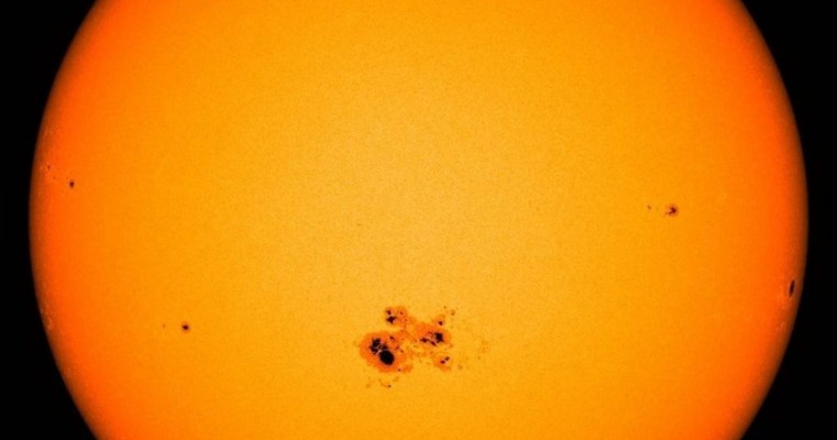 Nasa identifica mancha solar perigosa quatro vezes maior que a Terra