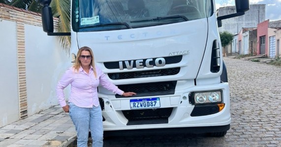 Riva Bezerra, através do apoio do dep. federal Augusto Coutinho, adquire um caminhão Caçamba para o município