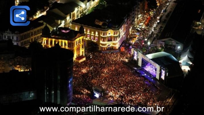 Maracatus atraem multidão para abertura do carnaval do Recife.