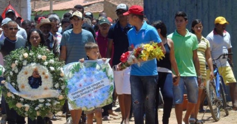 Comoção, tristeza e dor amigos e familiares marcaram o sepultamento da jovem em Lagoa Grande.
