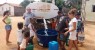 Cansado de esperar pela Compesa, vereador leva água para famílias de Izacolândia, em Petrolina-PE