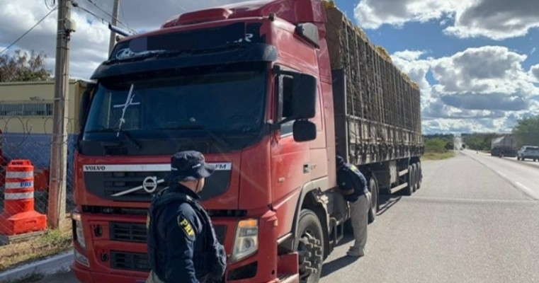 Caminhão roubado em São Paulo é recuperado pela PRF em Serra Talhada