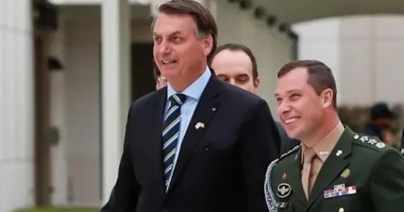 Mauro Cid tinha acesso às contas de Bolsonaro e fez buscas por dinheiro; Entenda