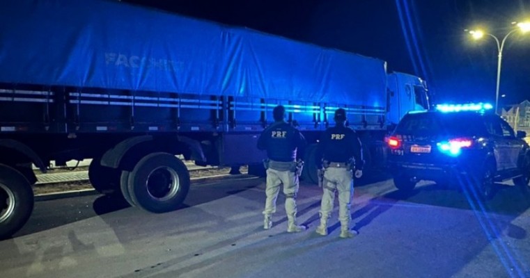PRF retém veículo carregado com milho e repleto de adulterações em Belém do São Francisco 