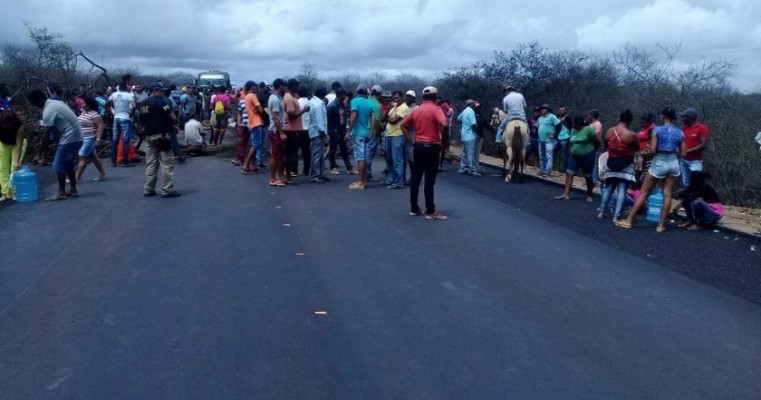 Motorista morre após caminhão com frutas capotar no Sertão