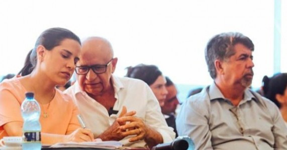 Ao lado do prefeito de Salgueiro e do vice, Raquel Lyra anuncia a requalificação da PE-483, em Umãs