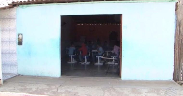 Estudantes de Curaçá têm aulas em escola improvisada um bar
