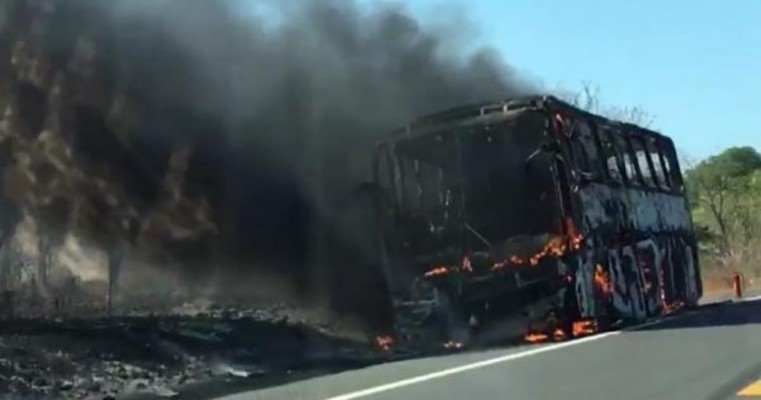 Ônibus que iria levar romeiros do Piauí para o Ceará pega fogo na BR-316 no Piauí