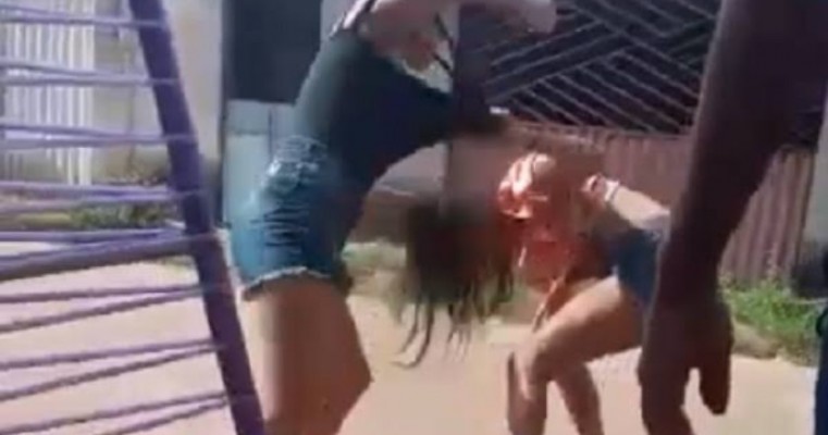 Confronto inusitado, mulheres usam vareta e tijolo durante briga em bairro de Salgueiro 