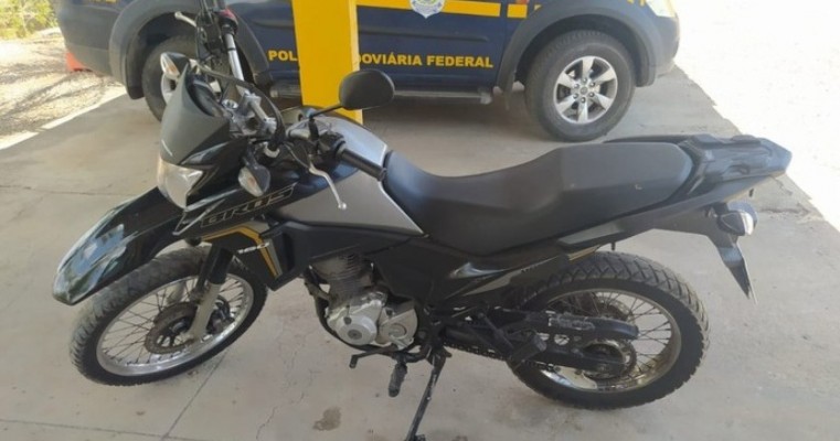 Moto furtado em Recife é recuperada pela PRF em "cegonha" na BR 232 em Serra Talhada 