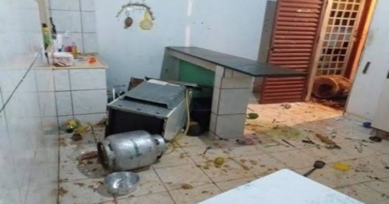 "Filho e Nora" xingam e destroem residência e pertences da vítima na pimenta bairro Santa Margarida em Salgueiro.