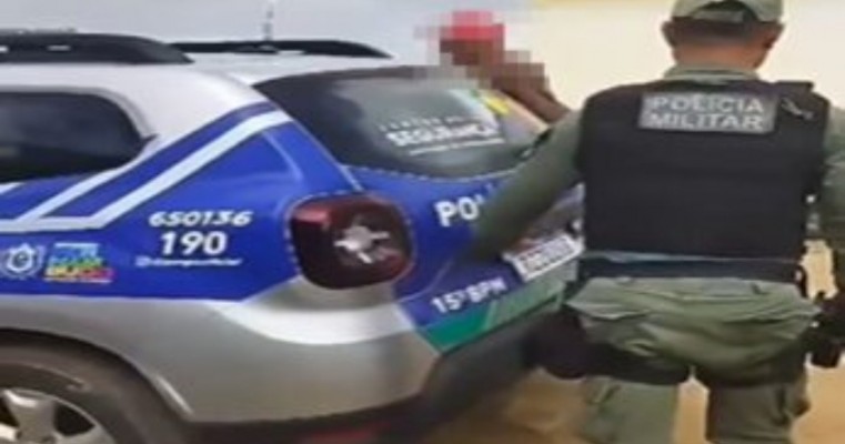 Indivíduo fura blitz policial, joga moto por cima do policiamento e entra em luta corporal para resistir à prisão em Salgueiro