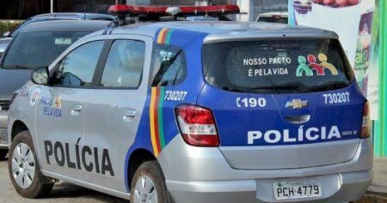 Indivíduo danifica xadrez da viatura policial durante condução para DPC por quebra de medida protetiva em Verdejante