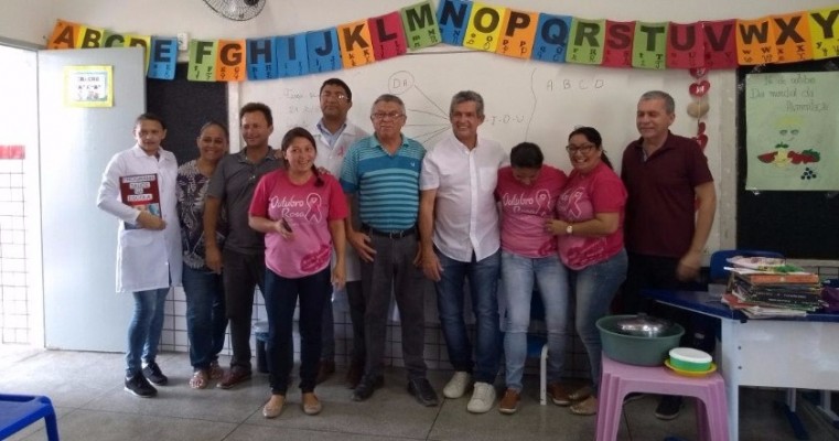 O Prefeito Clebel Cordeiro entrega no distrito de Umãs, Raixo-X e Kits de saúde bucal.