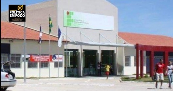  SORRISO É O MAIS GRATIFICANTE,*JOVEM FAZ CARIDADE EM FRENTE O IF SERTÃO NO PROJETO N-4 EM PETROLINA.*