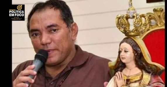 Naquele tempo, 18 quando Jesus andava à beira do mar da Galileia, viu dois irmãos: Simão, chamado Pedro,