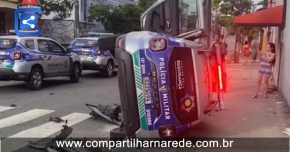 Viatura da Polícia Militar de PE bate em carro e capota na rua; veja vídeo