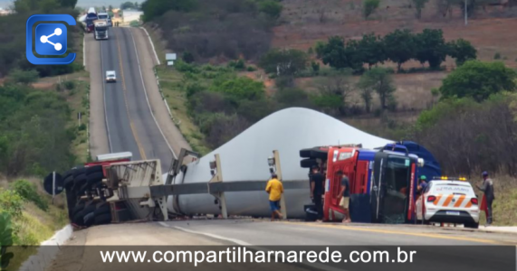 Acidente interdita BR-316: Carreta com hélice de torre eólica tomba entre Trindade e Ouricuri