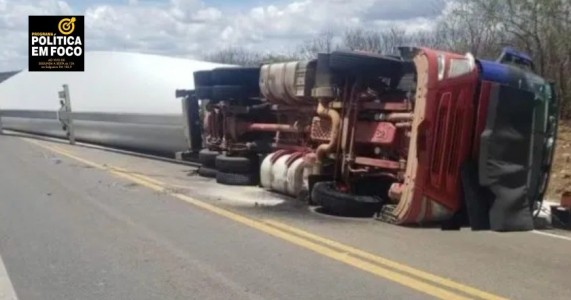 Carreta com pá eólica tomba e interdita trecho da BR 316, em Ouricuri, no Sertão de PE