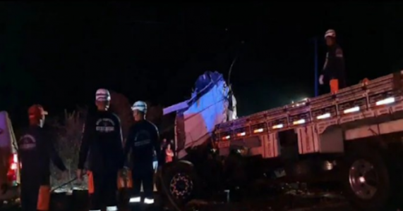 VÍDEO: Sobe número de mortos após colisão entre caminhão e ônibus na Bahia