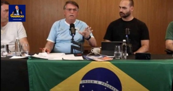 BOLSONARO ELOGIA MADURO POR REALIZAR PLEBISCITO COM VOTO IMPRESSO