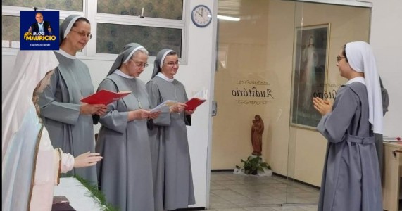 11.02 - Entrada no Noviciado e Vestiçao da postulante Vitória. A partir de hoje recebe o nome religioso de Ir. M. Bernadete.