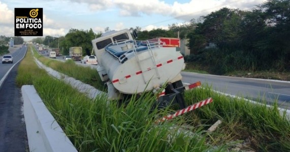 A PRF foi acionada para atender um sinistro no Km 73 da BR 232, em Gravatá, no sentido Recife.