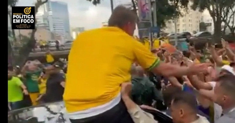 Bolsonaro deixa Paulista em cima de carro, em clima de festa com a multidão 