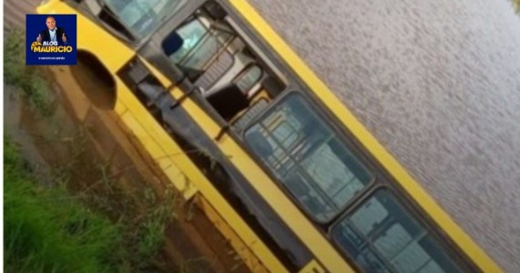 Ônibus escolar com cerca de 20 alunos cai em açude em Serra Talhada