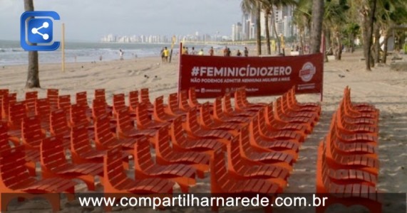 Em memória às vítimas de feminicídio, praia de Boa Viagem recebe 100 bancos vermelhos