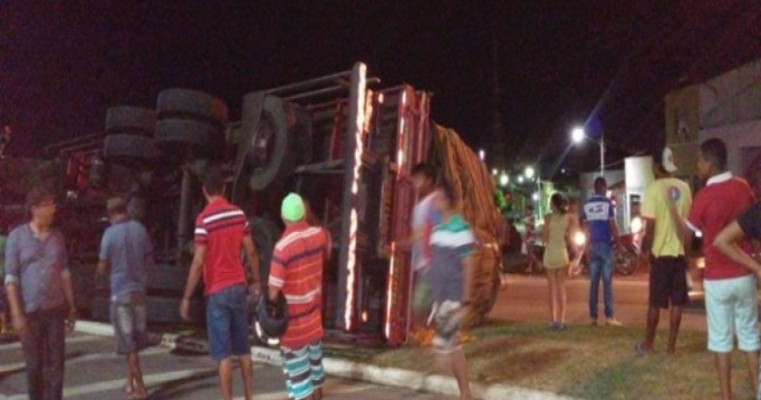 Caminhão carregado de frutas tomba na BR 428 imediações do Posto Limarques em Cabrobó