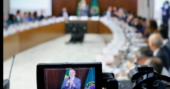 Emoção, Israel, e guerra nas redes: a reunião ministerial de Lula