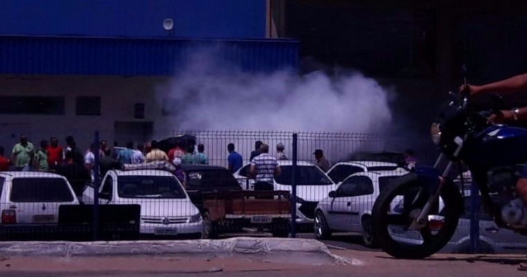 Carro pega fogo no estacionamento do Assaí Atacadista em Juazeiro (BA)