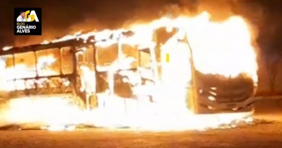 Ônibus do TFD de Sertânia pega fogo a caminho de Recife
