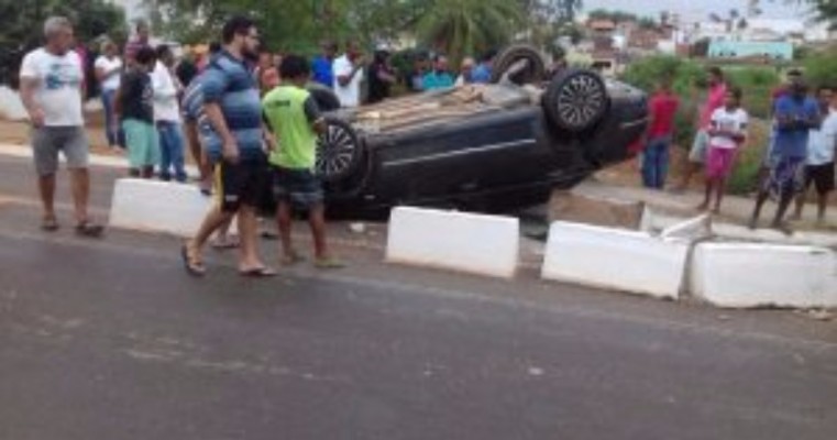 Carro capota na Avenida Perimetral em Araripina