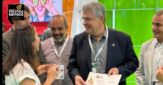 Guilherme Coelho celebra a escolha do stand da Abrafrutas/ApexBrasil como o melhor em feira internacional na Espanha