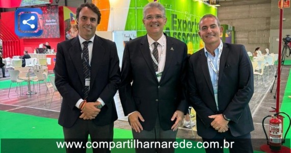 Guilherme Coelho celebra a escolha do stand da Abrafrutas/ApexBrasil como o melhor em feira internacional na Espanha