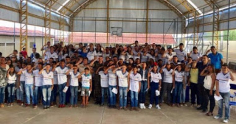 Projeto Pernambuco em Maratonas visita Escola Napoleão Araújo no Distrito do Bom Nome e confere medalha à gestora