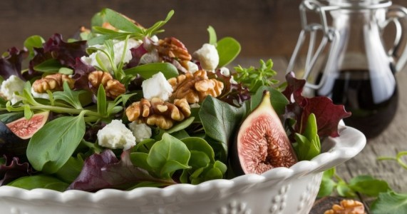 Receita de Salada de Folhas Verdes com Figo, Nozes e Queijo de Cabra: Um Toque de Sofisticação no Seu Dia