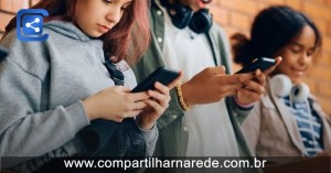 Governo regulamenta lei que restringe uso de celular na escola