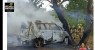 Carro em zigue-zague bate em árvore, pega fogo e dois morrem