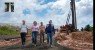 Mano Medeiros visita obra de limpeza de canais com máquina inédita em uso no Nordeste