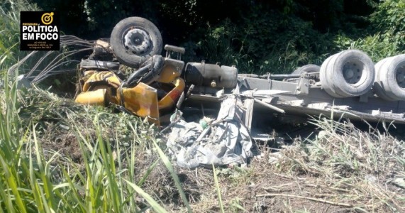  CAMINHÃO CAI EM RIBANCEIRA APÓS COLISÃO COM POSTE NA BR-232 EM *MORENO -PE