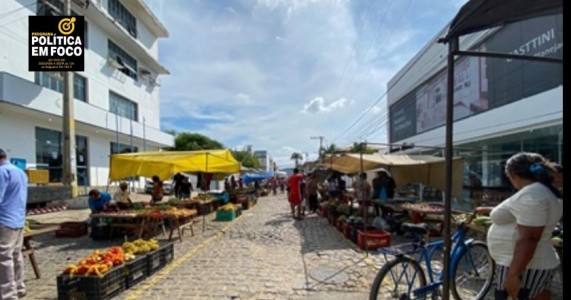 Trecho da Rua Maria Nogueira Sampaio é interditado para obra de tapa-buraco e feira livre de Salgueiro.