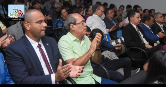 Mano Medeiros participa da posse da nova diretoria da Amup